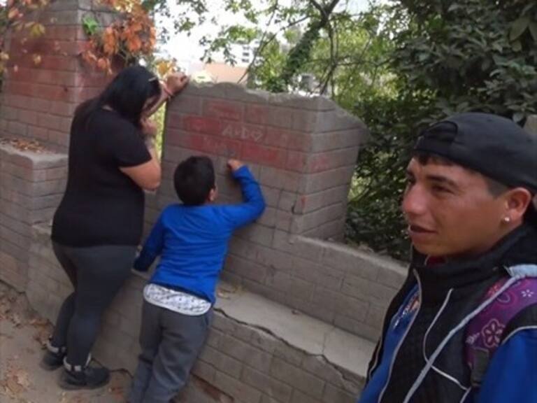 Coreano encara a familia que rayaba paredes en el cerro Santa Lucía