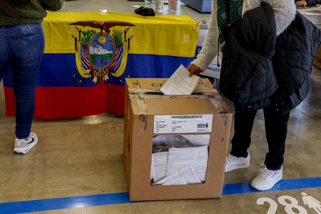 La bandera de Ecuador acompaña a las votaciones