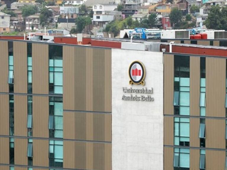 Encontraron carta con amenazas de muerte a profesor en UNAB de Viña del Mar