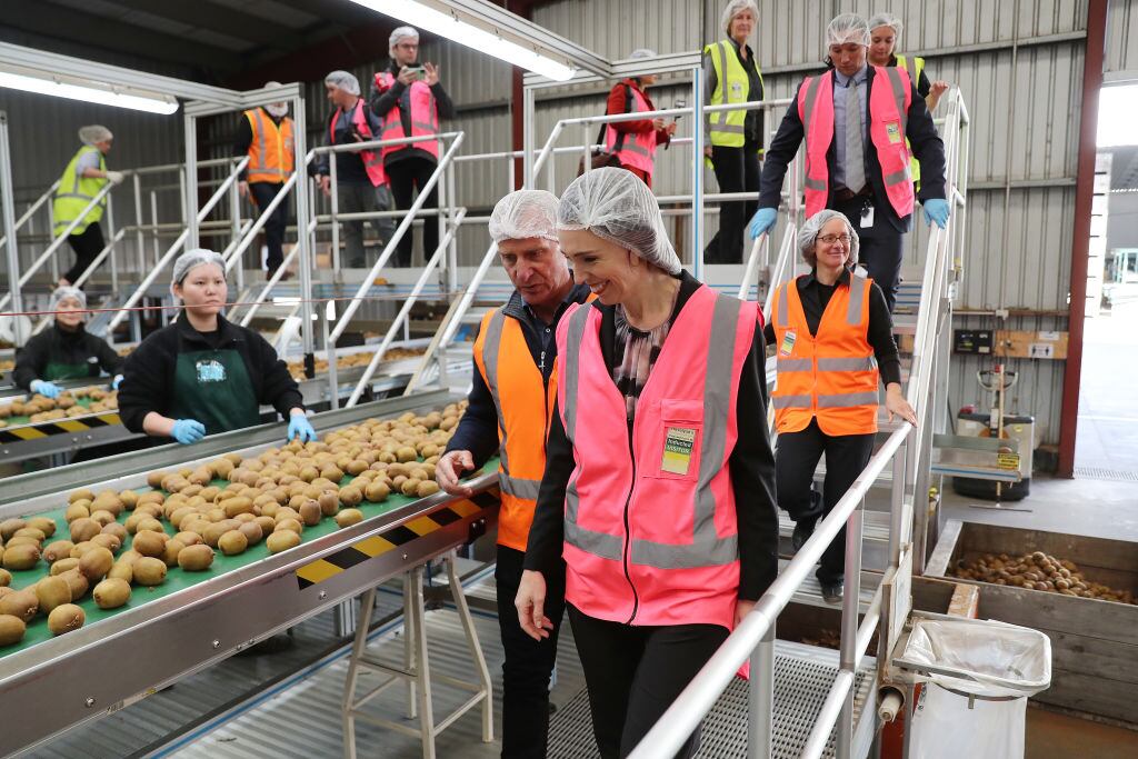 La primera ministra Jacinda Ardern visita una empresa de alimentos