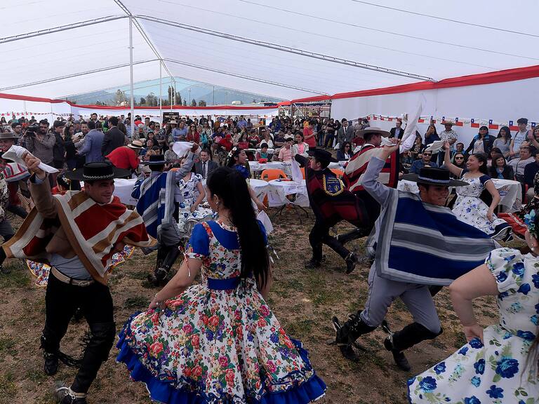 16 DE SEPTIEMBRE DE 2019/ LIMACHEPersonas bailan cuacas , durante la inauguración de las Ramadas de Limache en el estadio Ángel Navarrete Candia Región de Valparaíso.
FOTO : PABLO OVALLE ISASMENDI/AGENCIAUNO