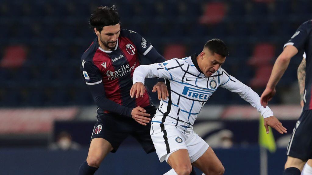 BOLOGNA, ITALY - APRIL 03:  Alexis Sanchez of FC Internazionale competes for the ball with Roberto Soriano of Bologna FC  during the Serie A match between Bologna FC and FC Internazionale at Stadio Renato Dall'Ara on April 03, 2021 in Bologna, Italy. (Photo by Emilio Andreoli - Inter/Inter via Getty Images)