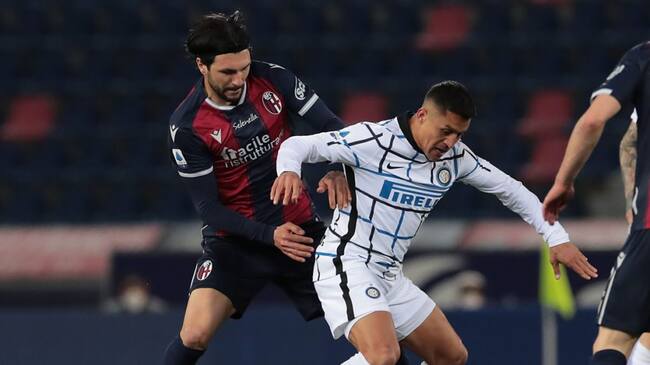 BOLOGNA, ITALY - APRIL 03: Alexis Sanchez of FC Internazionale competes for the ball with Roberto Soriano of Bologna FC during the Serie A match between Bologna FC and FC Internazionale at Stadio Renato Dall'Ara on April 03, 2021 in Bologna, Italy. (Photo by Emilio Andreoli - Inter/Inter via Getty Images)