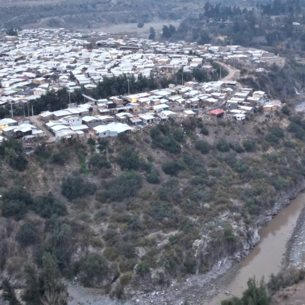 Alerta en Puente Alto: evacúan a decenas de familias del asentamiento Valle Hermoso por riesgo ante lluvias