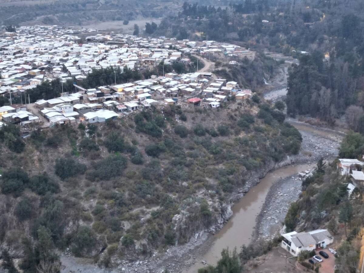 Alerta en Puente Alto: evacúan a decenas de familias del asentamiento Valle Hermoso por riesgo ante lluvias
