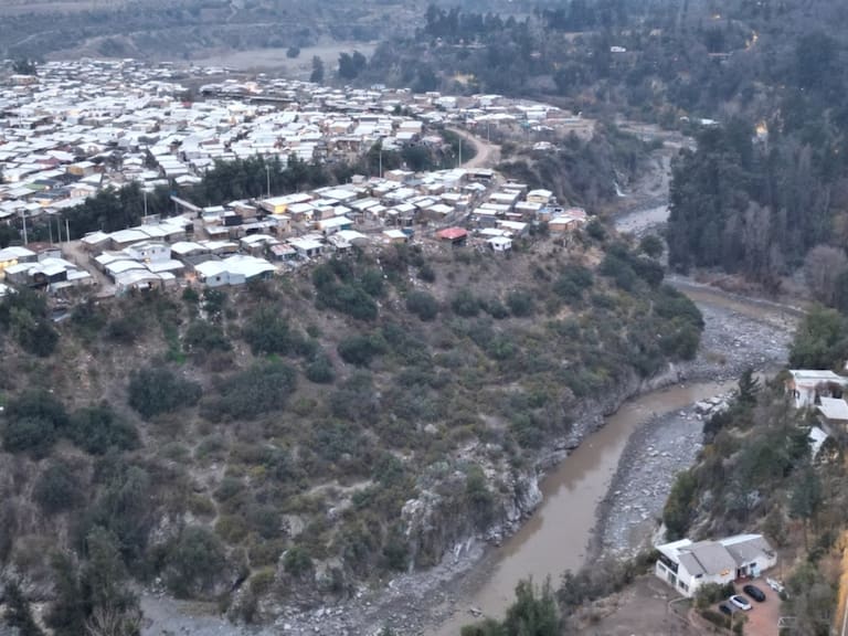Alerta en Puente Alto: evacúan a decenas de familias del asentamiento Valle Hermoso por riesgo ante lluvias