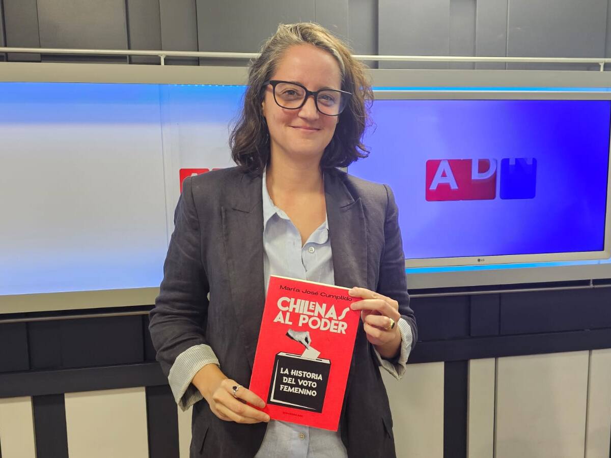 “Chilenas al poder”, el nuevo libro de María José Cumplido sobre la importancia de recordar la historia del voto femenino en un año de elecciones