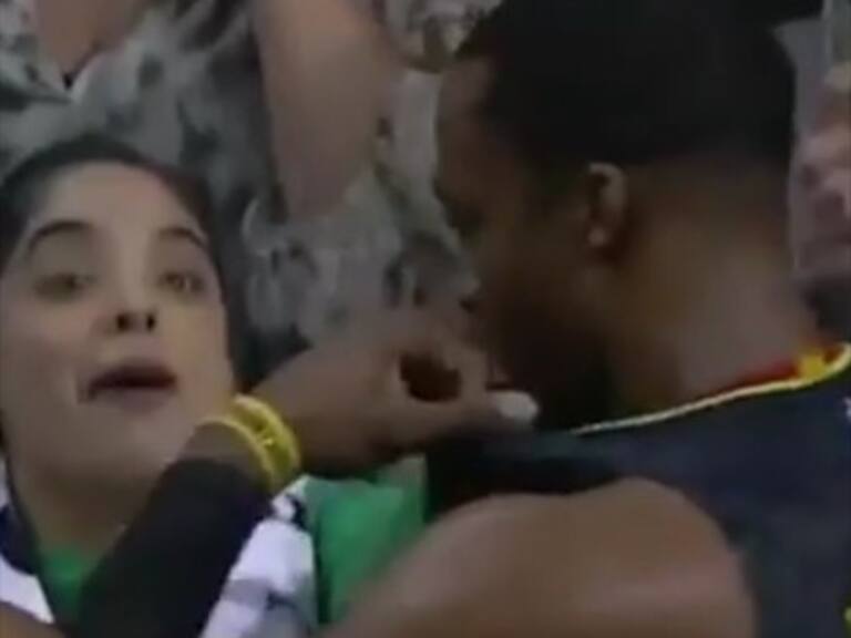El amague de Dwight Howard a fanática que le rogó su camiseta
