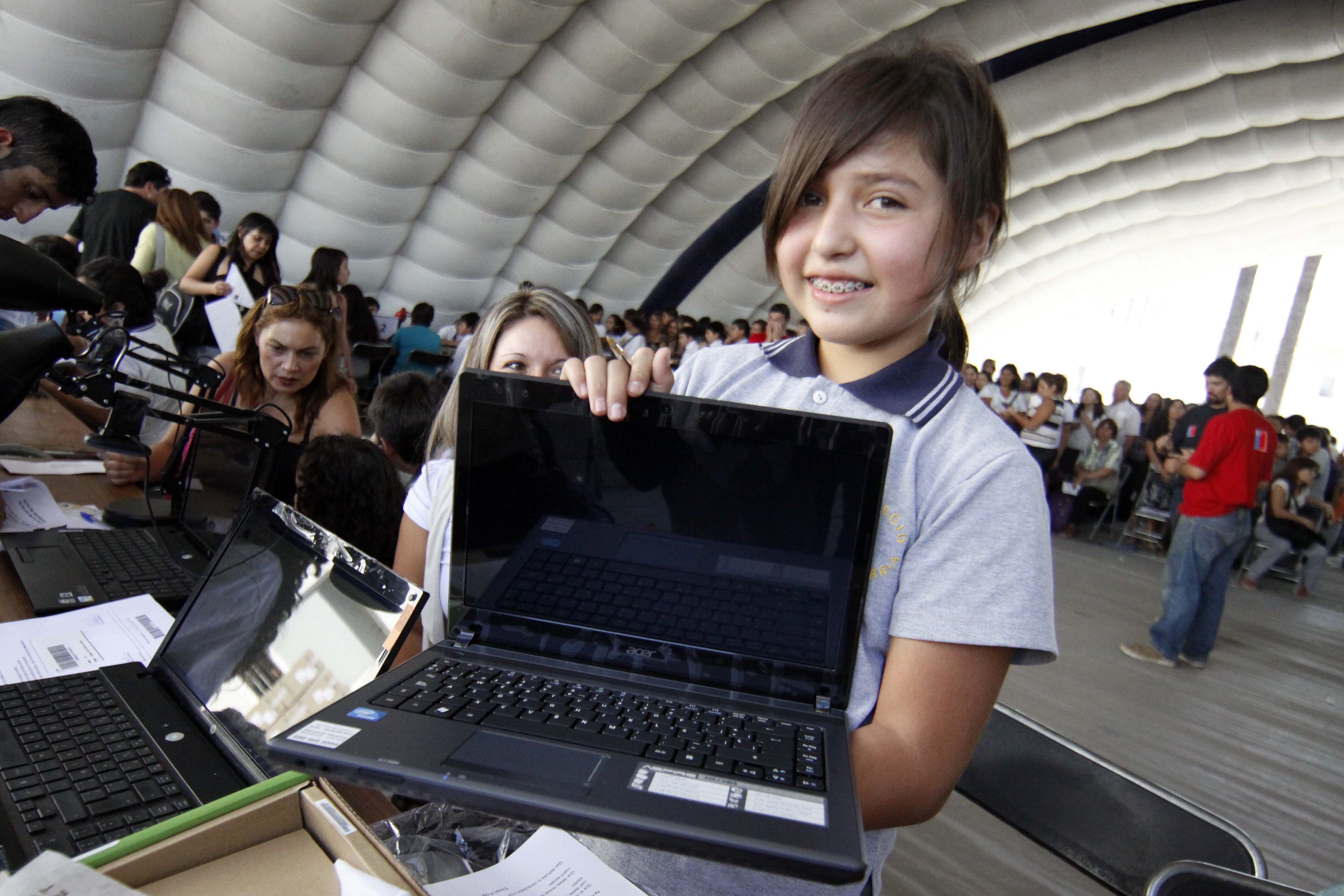 ¿Por qué dejarán de entregar computadores a estudiantes en Chile? Los argumentos del Gobierno para el fin de “Yo elijo mi PC”
