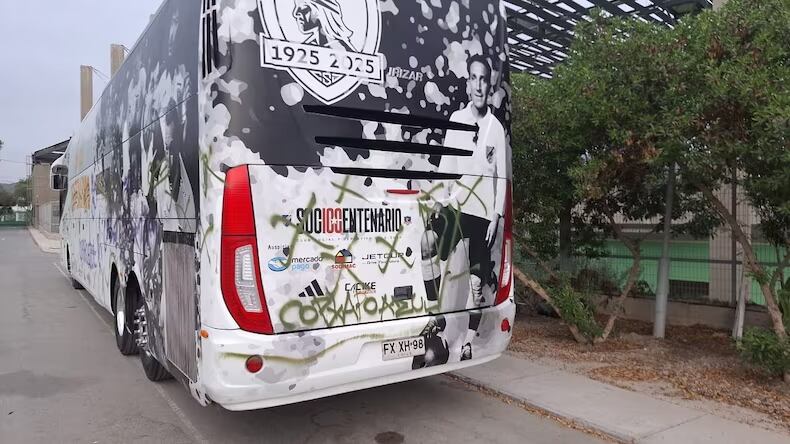 Hinchas de la U vandalizan bus de Colo Colo Centenario