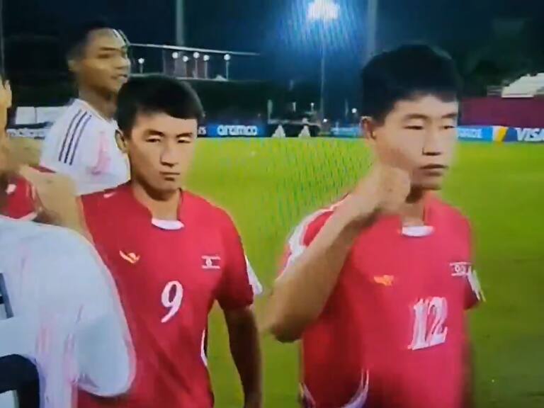 A los combos: el poco amistoso saludo entre las selecciones de Corea del Norte y Japón en pleno mundial