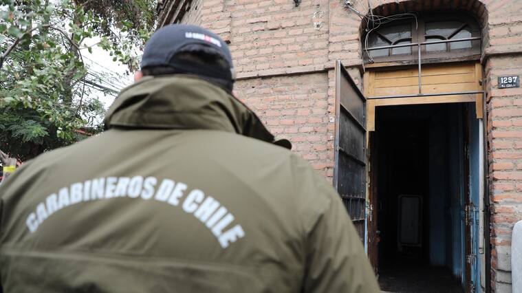 03 de abril 2023/ SANTIAGO
La alcaldesa de Santiago, Irací Hassler, junto a la delegada presidencial Metropolitana, Constanza Martínez, y Carabineros, supervisan operativo de desalojo de inmueble tomado y que era foco de inseguridad para el sector del barrio Matta Sur.
FOTO: LUIS BOZZO B./ AGENCIAUNO