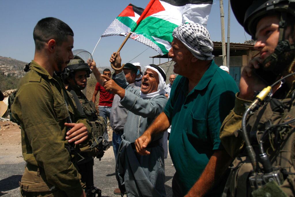 Palestinos rechazan la presencia de colonos y soldados en Cisjordania