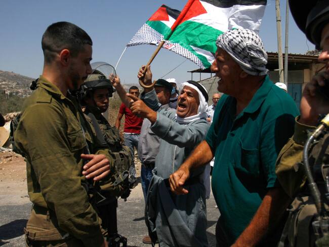 Palestinos rechazan la presencia de colonos y soldados en Cisjordania