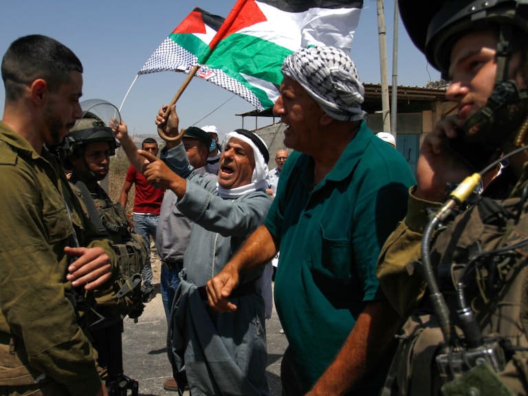 Palestinos rechazan la presencia de colonos y soldados en Cisjordania