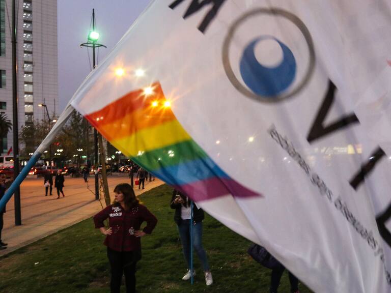 12 de Septiembre de 2018 / SANTIAGOUna decena de personas se juntaron en Plaza Italia para realizar un banderazo de celebración por la aprobación de la Ley de Identidad de Género en la Cámara de Diputados.
FOTO: HANS SCOTT / AGENCIAUNO