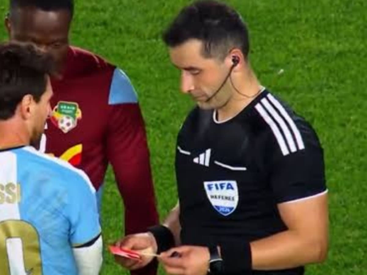 Árbitro chileno le regaló sus tarjetas a Messi y lo que hizo el astro argentino causó revuelo: final inesperado