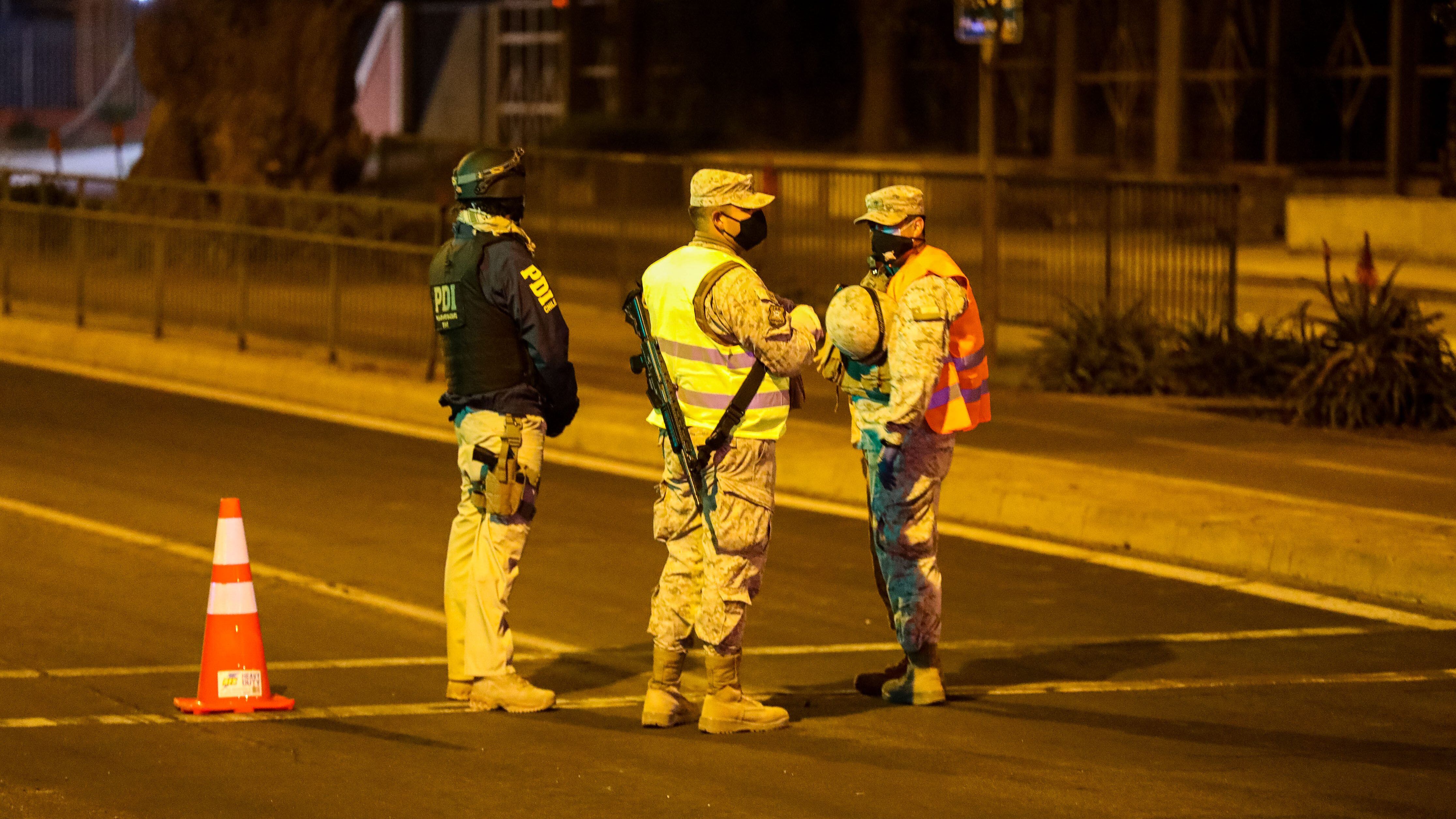 10 DE JULIO DE 2020 / COPIAPÓPersonal de Ejercito de Chile, Regimiento de Infantería N23 de Copiapó y de la Policia de Investigaciones realizan fiscalización en toque de queda durante la crisis sanitaria por Covid19.
FOTO: KARL CHINGA GRAWE / AGENCIA UNO