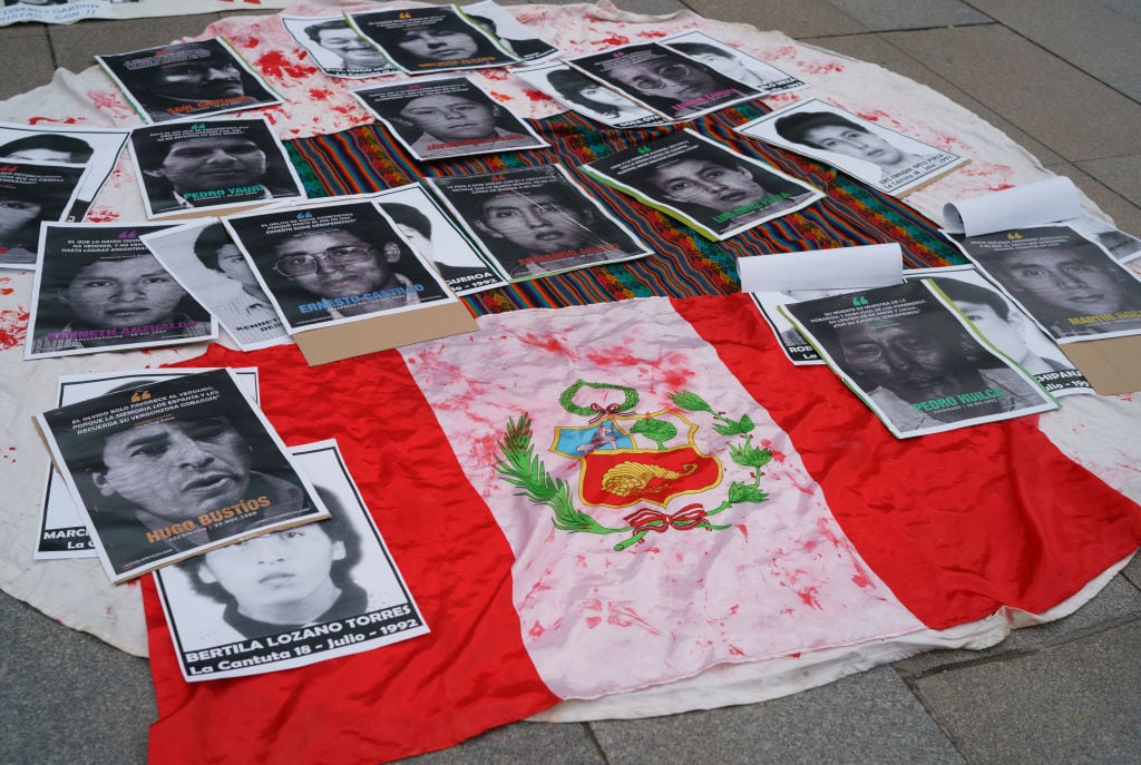 Manifestantes reclaman por la libertad que le fuera concedida al exdictador peruano Alberto Fujimori