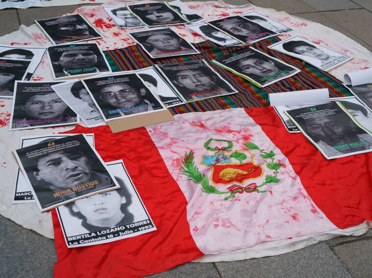 Manifestantes reclaman por la libertad que le fuera concedida al exdictador peruano Alberto Fujimori