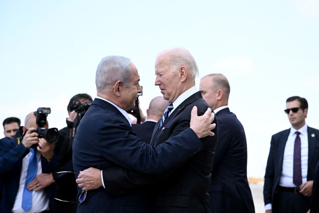 Benjamin Netanyahu recibe a Joe Biden en la losa del aeropuerto de Tel Aviv