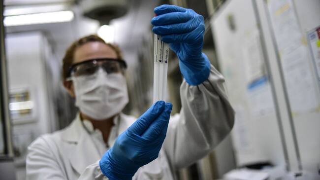 BUENOS AIRES, ARGENTINA - APRIL 28: Biochemist Daniela Beatriz Ori manipulates swab samples to make a real time polymerase chain reaction (RT-PCR) analysis for COVID-19 testing at the biochemistry lab of Central Navy Hospital Dr. Pedro Malloon April 28, 2020 in Buenos Aires, Argentina. The hospital, which is treating COVID-19 patients, has capacity to process up to 36 swab samples a day. (Photo by Amilcar Orfali/Getty Images)