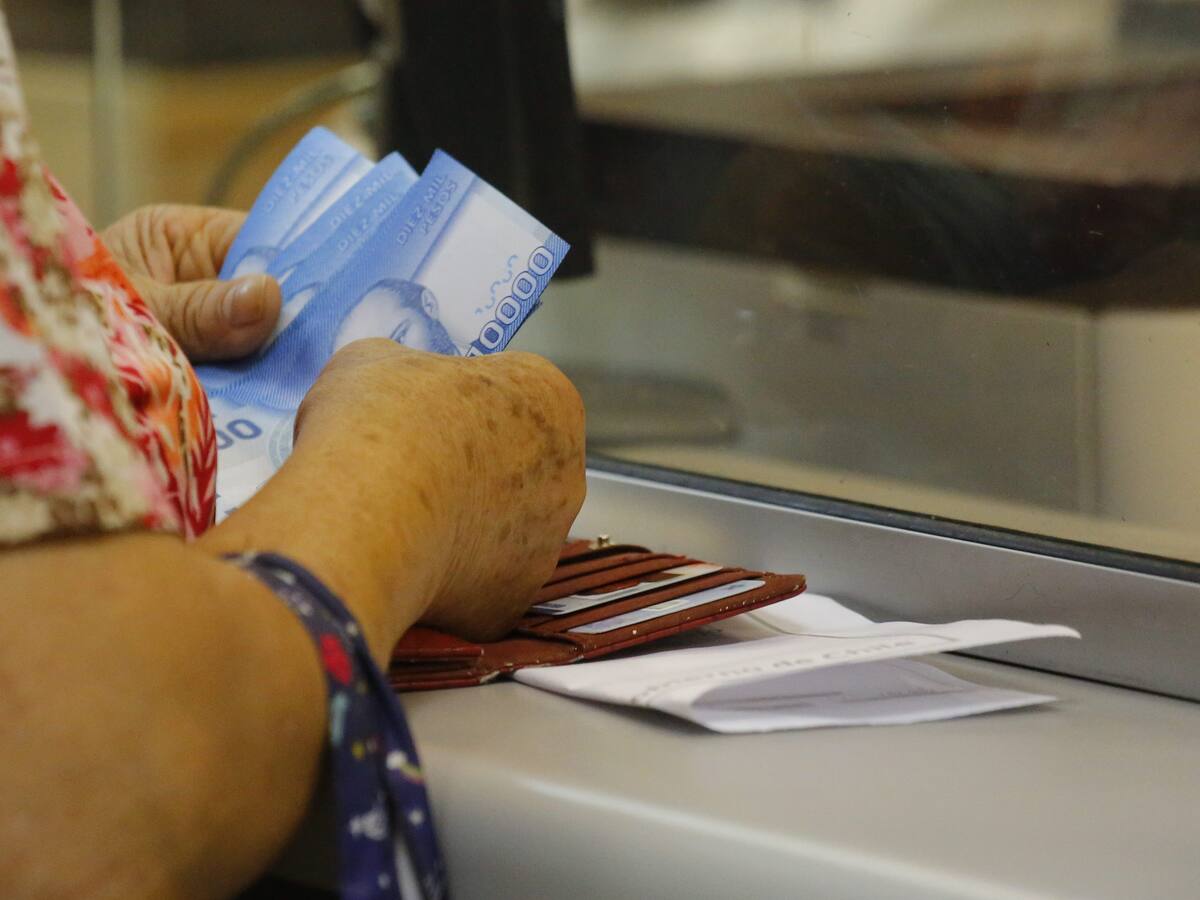 Encuesta reveló que el 74% de los chilenos está de acuerdo con el retiro de hasta el 10% de los fondos de AFP