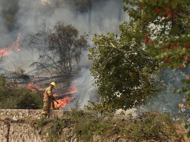 Bomberos luchan contra los graves incendios forestales en Grecia