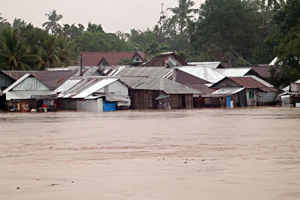 El agua inunda las viviendas en la localidad filipina de Tandag