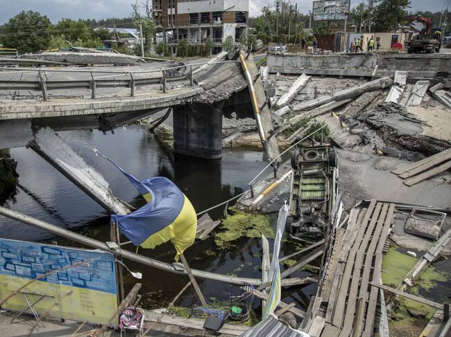 La destrucción de un puente en la región de Kiev por la guerra de Ucrania