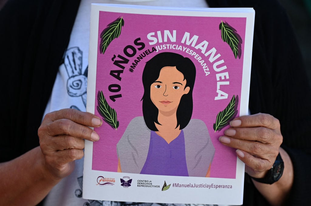 Feministas homenajean a Manuela sentenciada a 30 años de cárcel por un aborto espontáneo
