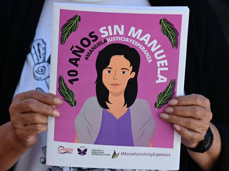 Feministas homenajean a Manuela sentenciada a 30 años de cárcel por un aborto espontáneo