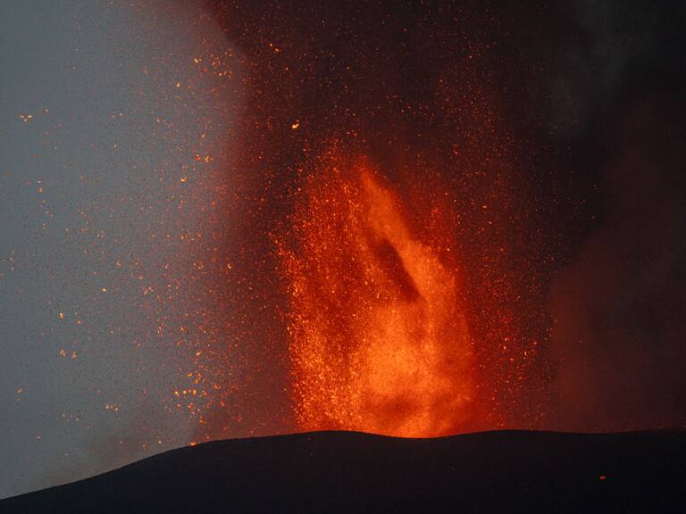 Italia: volcán Etna intensifica su erupción con explosiones de lava y una columna de humo de 5 kilómetros