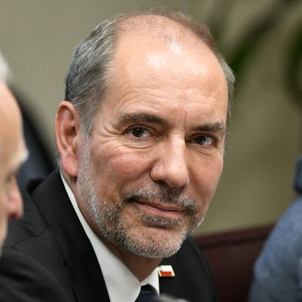 El vuelco de ministro De Grange: antes destrozó el tren Santiago-Chillán y ahora lo promociona el “más moderno de la región”