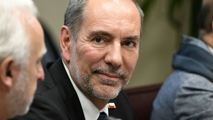 El vuelco de ministro De Grange: antes destrozó el tren Santiago-Chillán y ahora lo promociona el “más moderno de la región”