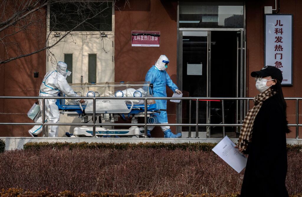 Paciente con covid-19 es internado en un hospital de Pekín en China