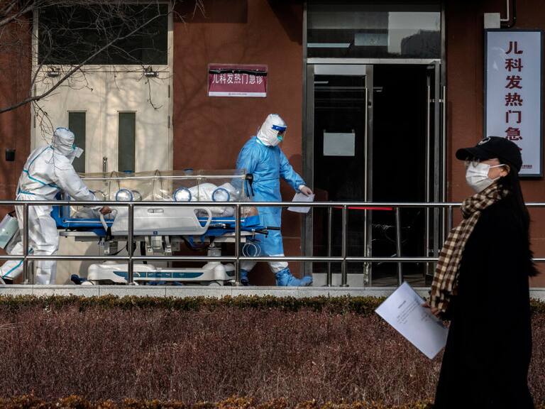 Paciente con covid-19 es internado en un hospital de Pekín en China