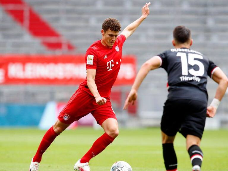 MUNICH, GERMANY - MAY 30: Benjamin Pavard of FC Bayern Muenchen (L) is challenged by Erik Thommy of Fortuna Duesseldorf during the Bundesliga match between FC Bayern Muenchen and Fortuna Duesseldorf at Allianz Arena on May 30, 2020 in Munich, Germany. (Photo by M. Donato/FC Bayern via Getty Images)