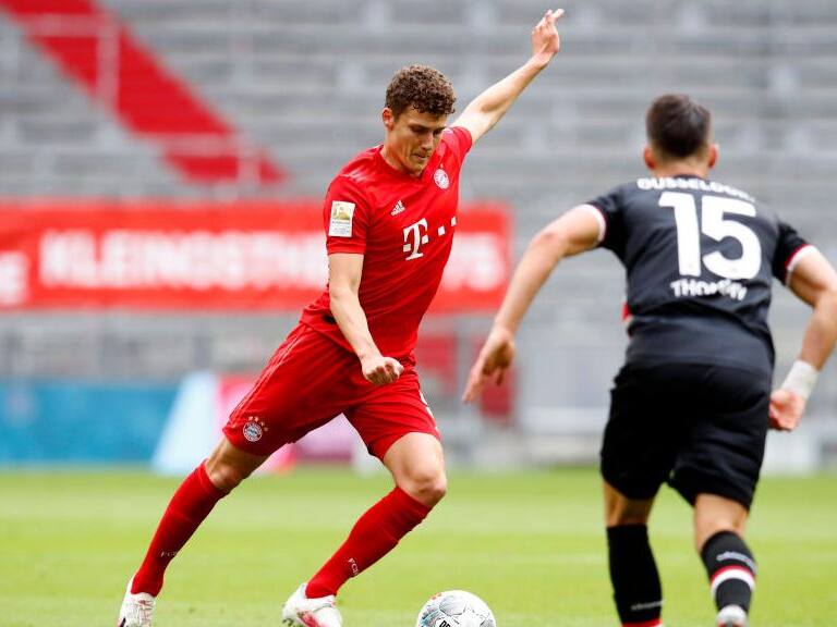 MUNICH, GERMANY - MAY 30: Benjamin Pavard of FC Bayern Muenchen (L) is challenged by Erik Thommy of Fortuna Duesseldorf during the Bundesliga match between FC Bayern Muenchen and Fortuna Duesseldorf at Allianz Arena on May 30, 2020 in Munich, Germany. (Photo by M. Donato/FC Bayern via Getty Images)