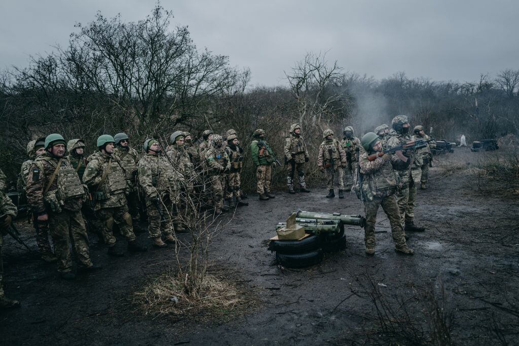 Un grupo de nuevos reclutas del ejército de Ucrania llegan a entrenar en el frente de batalla en la zona del Donbás, donde se enfrentarán a las fuerzas de Rusia.