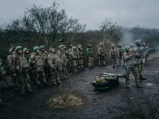 Un grupo de nuevos reclutas del ejército de Ucrania llegan a entrenar en el frente de batalla en la zona del Donbás, donde se enfrentarán a las fuerzas de Rusia.