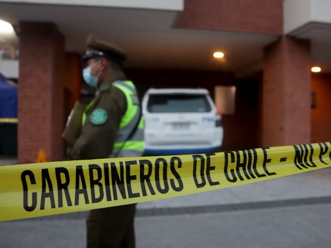 “Tiene un sin número de puñaladas”: vecinos encuentran cuerpo sin vida en plena vía pública en Lo Espejo