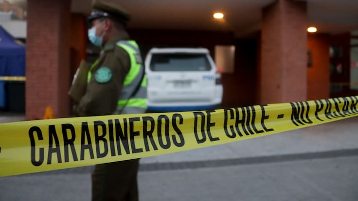 “Tiene un sin número de puñaladas”: vecinos encuentran cuerpo sin vida en plena vía pública en Lo Espejo
