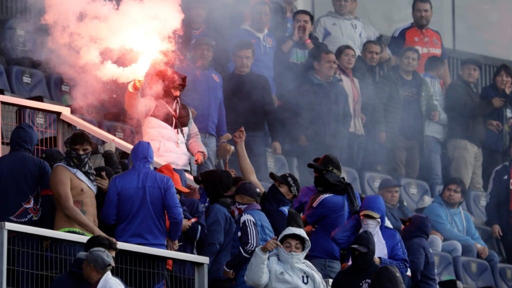 La "advertencia" en la barra brava de la U previo a los incidentes que suspenden el Clásico Universitario