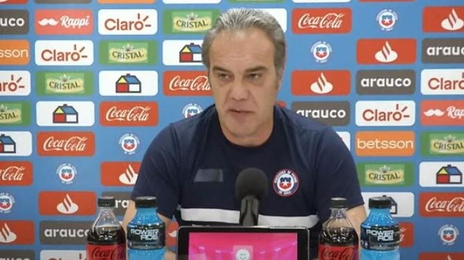 Martín Lasarte no descartó usar a Arturo Vidal de "9" ante Colombia: "Es muy polivalente"
