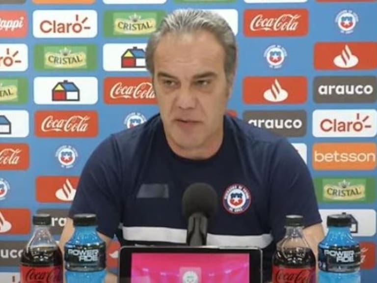 Martín Lasarte no descartó usar a Arturo Vidal de "9" ante Colombia: "Es muy polivalente"