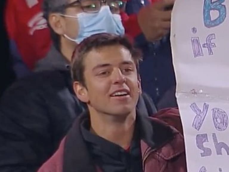 Hincha chileno sí pudo entrar su cartel al estadio: le dedicó mensaje «hot» a Ben Brereton