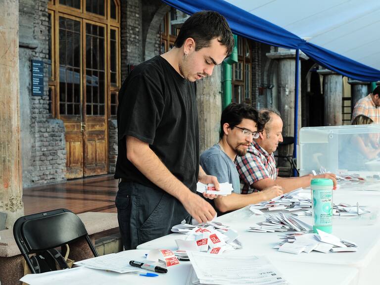 Elecciones Municipales 2024: Esta semana se definen los vocales de mesa definitivos (y así puedes consultar con RUT si eres reemplazante)