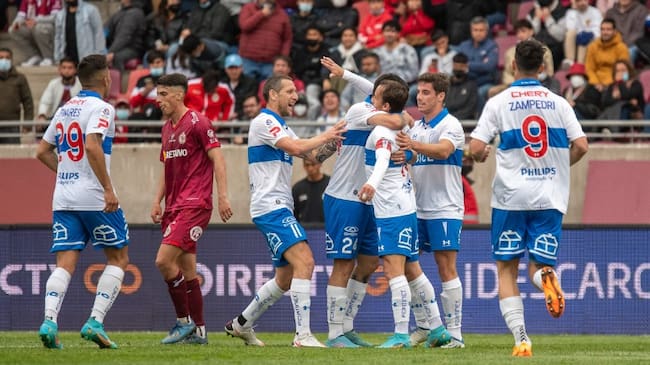 Universidad Católica golea en La Portada y compromete aún más a La Serena con el descenso