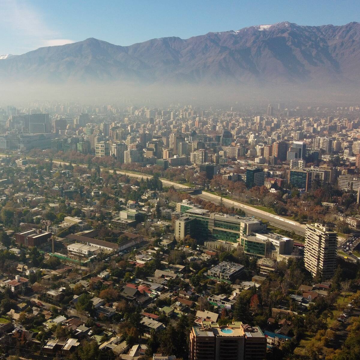 Decretan alerta ambiental en Santiago para este viernes: revisa la restricción vehicular